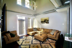 Comfy Industrial Loft 10 Star Location Photo Studio Included